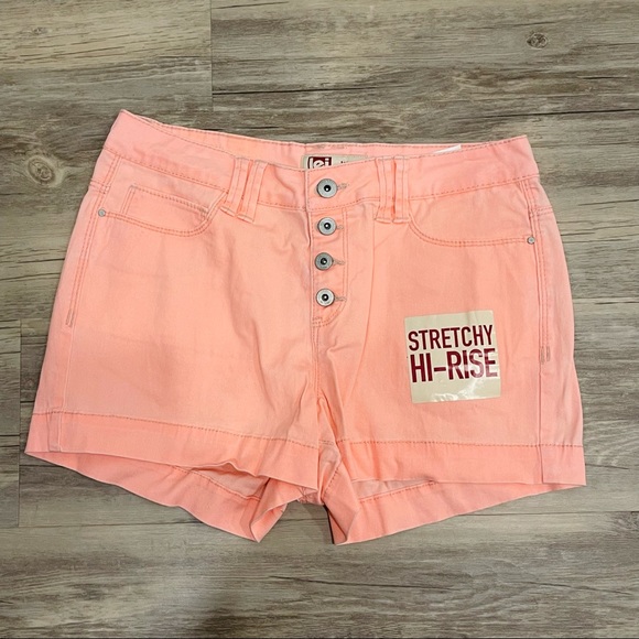 Lei High Rise - Picture 1 of 3